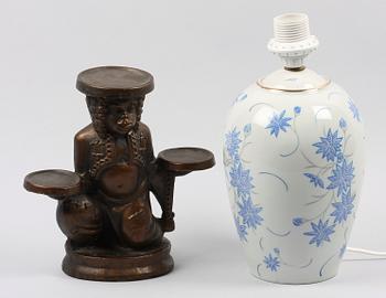 BORDSARMATUR SAMT STÄLL/FIGURIN, porslin resp konstmassa. 1900-tal.