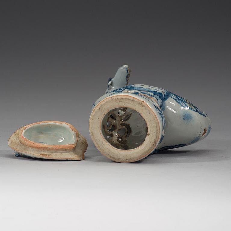 A blue and white cencer in shape of a bird, Ming dynasty, 17th Century.