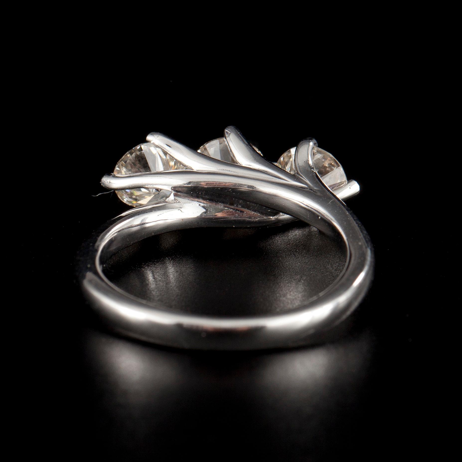RING, vitguld 14k vitguld med 3 briljantslipade diamanter, totalt 1.75 ct. Vikt 5 g.