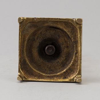AN 18TH CENTURY BRONZE CANDLESTICK.