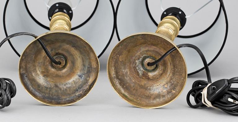 BORDSLAMPOR/LJUSSTAKAR, ett par, mässing, senempire, 1800-talets mitt.