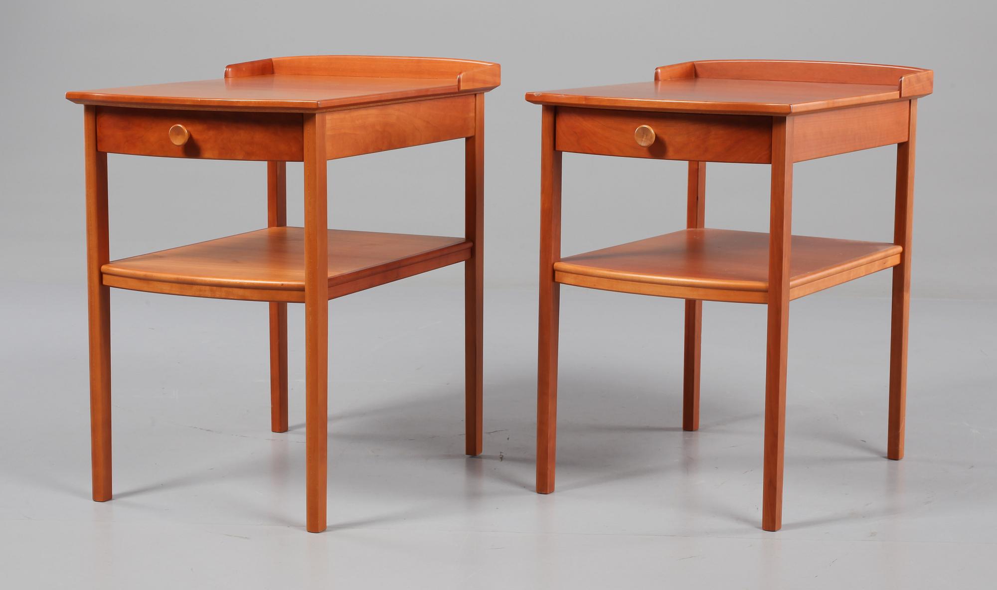 SÄNGBORD, 2 st, Carl Malmsten, Åfors Möbelfabrik, 1900-talets andra hälft.