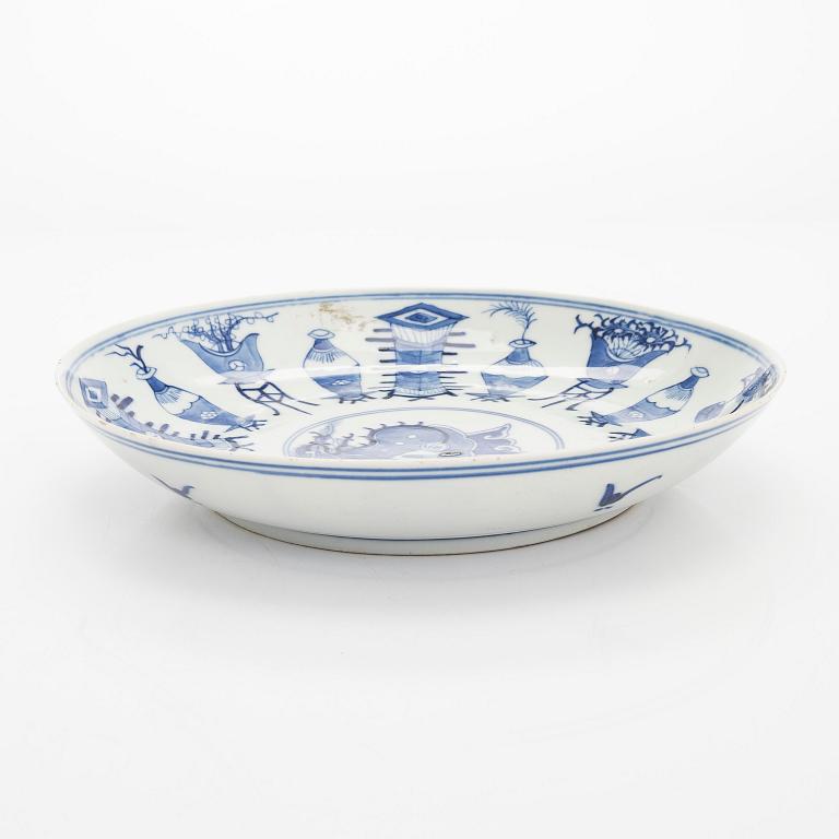 A blue and white 'antique' porcelain dish, China, late Qing dynasty.