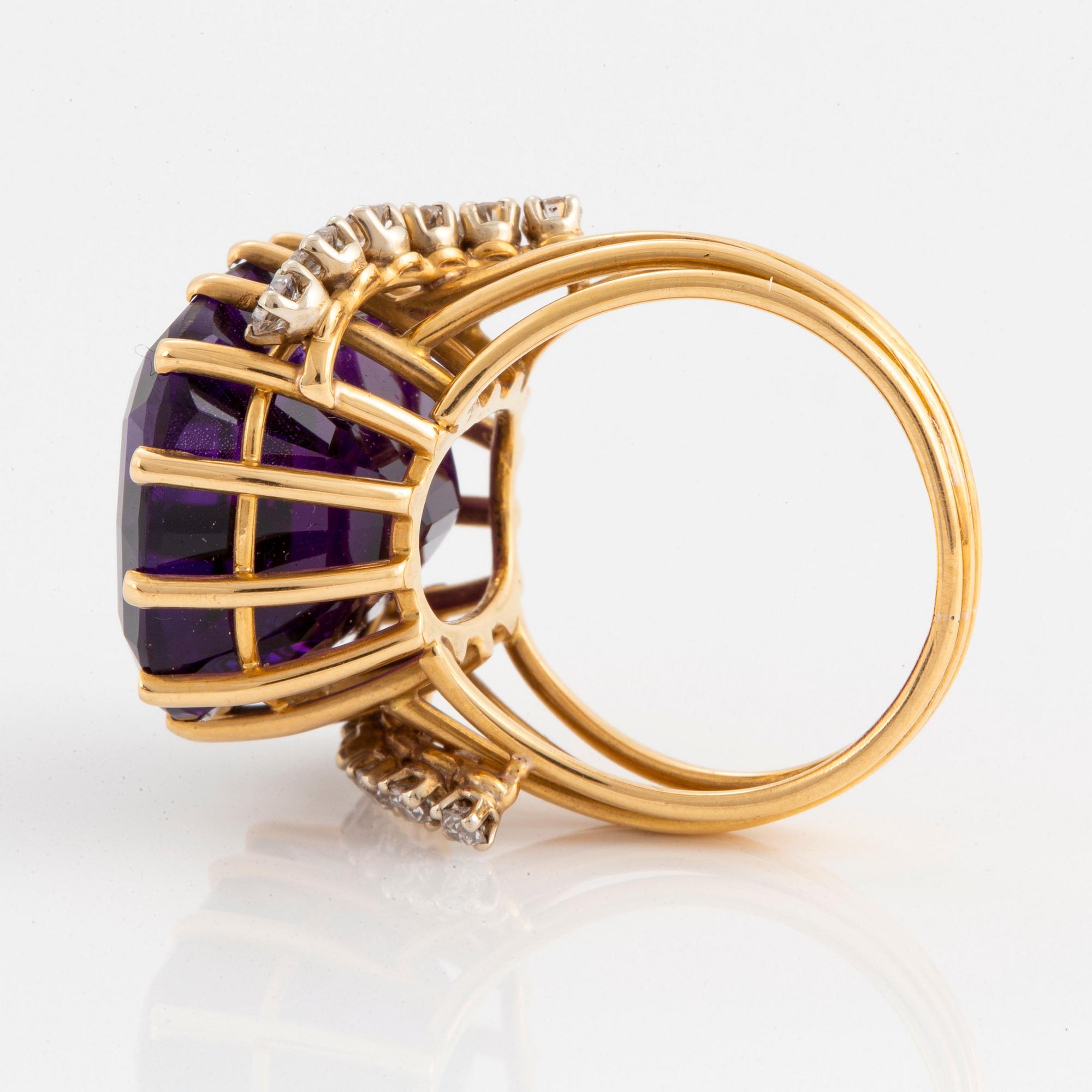 Ring 18K guld med en fasettslipad ametist och runda briljantslipade diamanter.