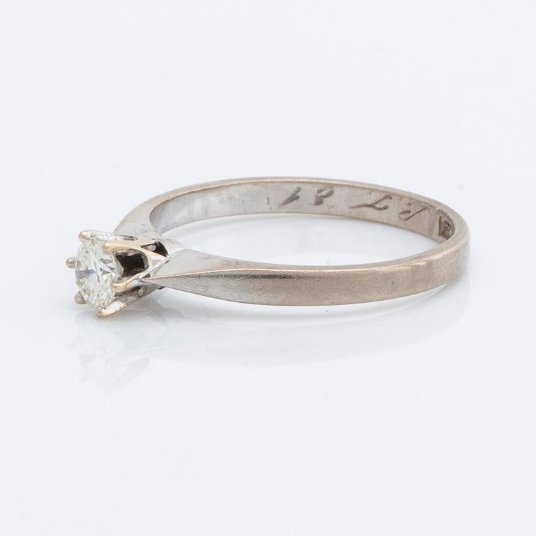 DIAMOND RING 18K whitegold 1 brilliant-cut diamond 0,25 ct inscribed.