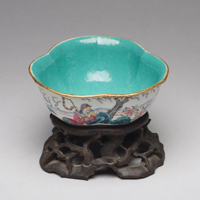 A famille rose bowl, Qing dynasty, circa 1900.