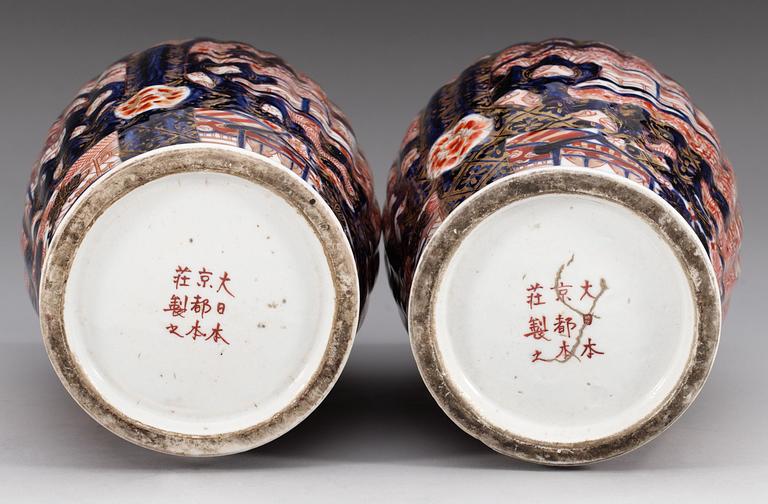 VASER, ett par, porslin. Japan, Meiji.