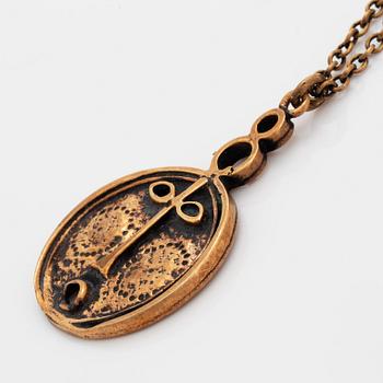 A Jorma Laine pendant with chain in bronze.