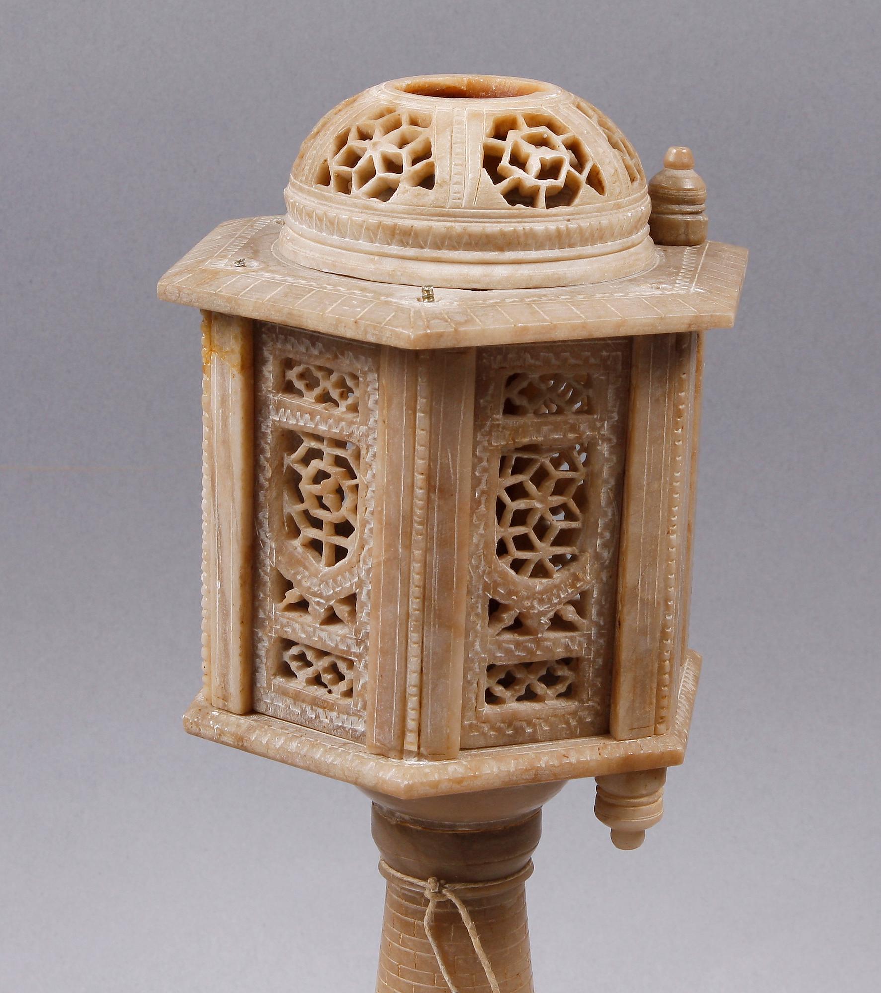 LYKTOR, 2 st, ben resp sten. Sydostasien 1900-tal.