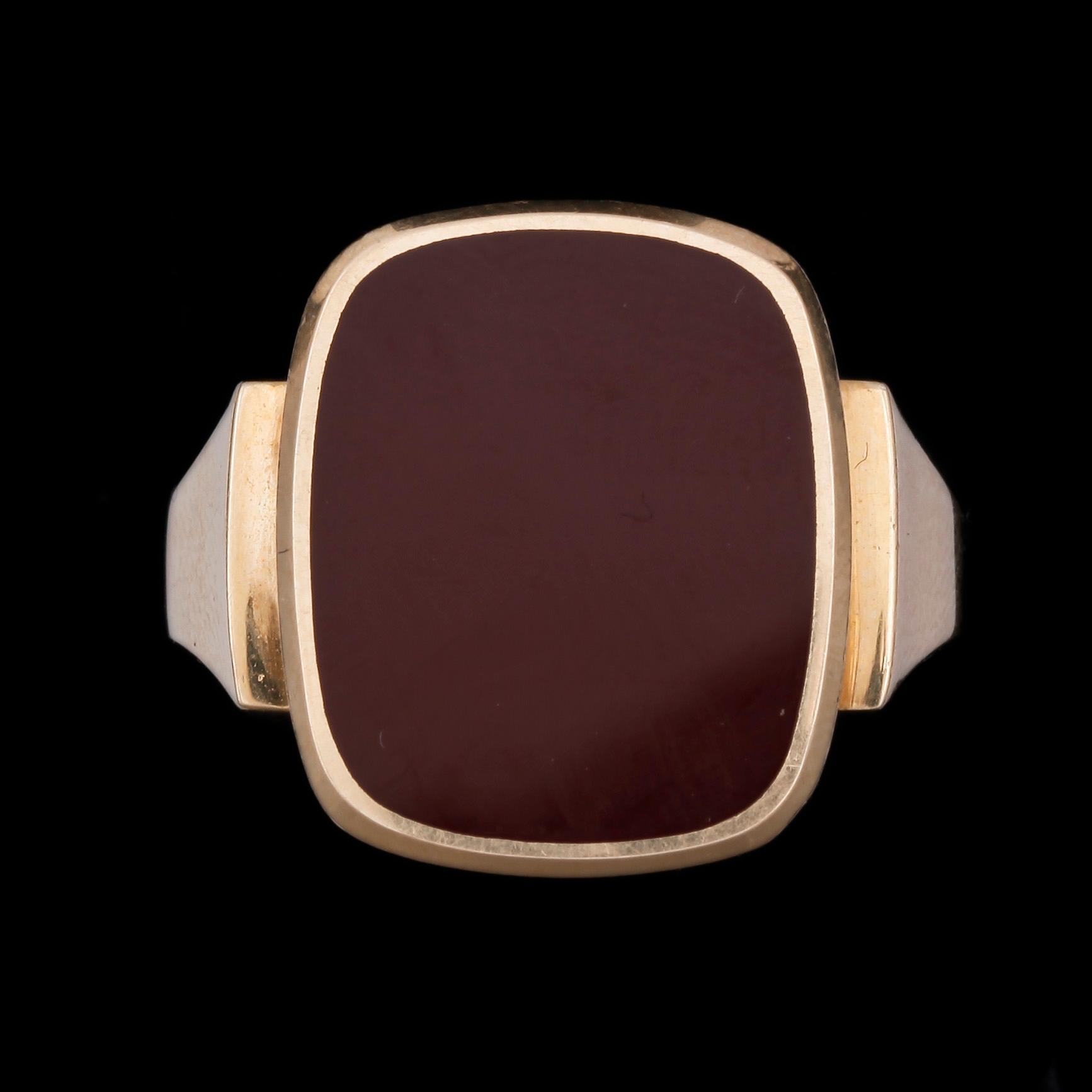 HERRKLACKRING, guld 18K, karneol, 1900-tal. Vikt ca 11,5 gram.
