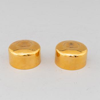 A SKULTUNA MESSINGSBRUK HIP FLASK AND 4 CUPS.