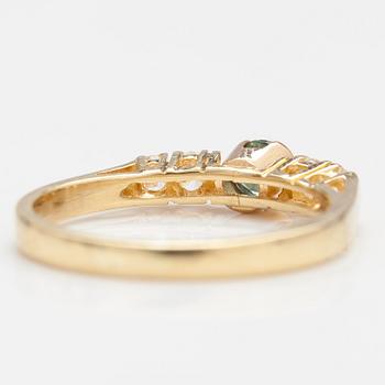 RING, 18K guld, grön safir, diamanter ca 0.24 ct tot. Finska importstämplar, 1987.