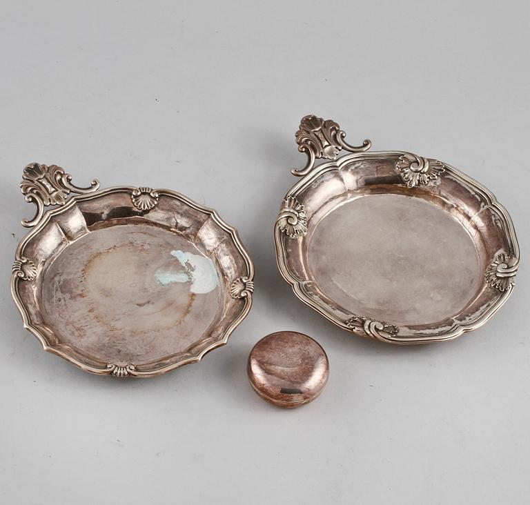 FAT, 2 st, samt DOSA, låghaltigt silver, tidigt 1900-tal. Vikt 615 g.