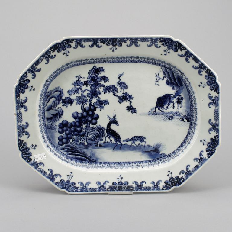 STEKFAT, 5 st. Porslin, Qing dynastin, Qianlong (1736-95).