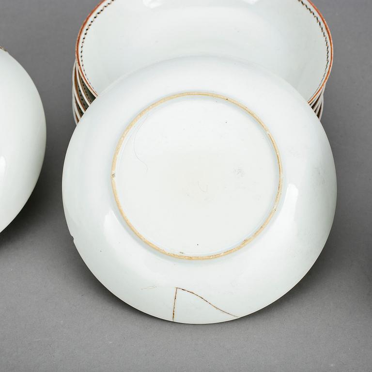 KOPPAR MED FAT, 6+1, porslin, Kina Qianlong 1700-tal resp omkring 1800.