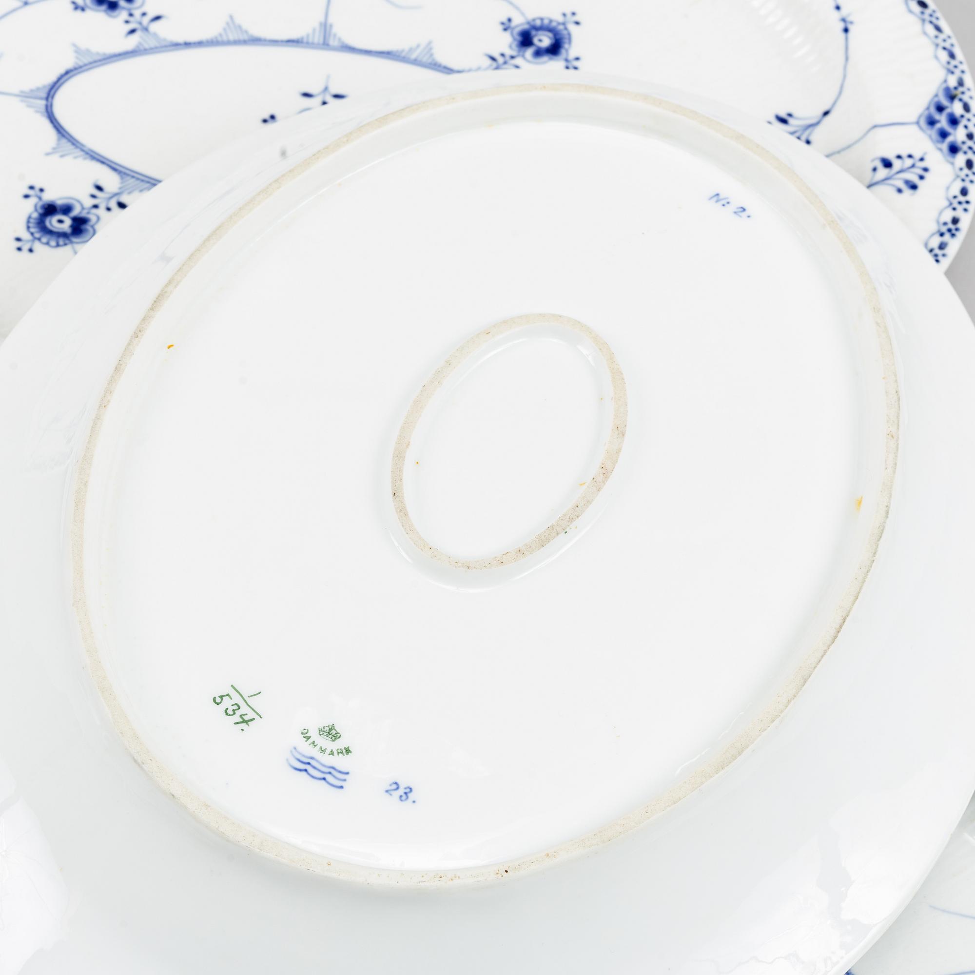 Royal Copenhagen, mat- samt kaffeservis, 85 delar, porslin. "Musselmalet", Danmark, 1900-tal.