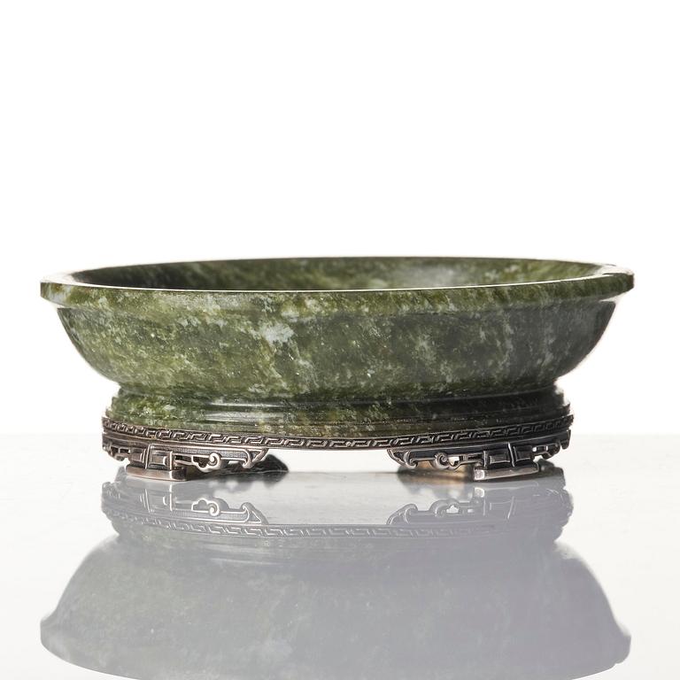 Skål, grön sten, med silvermontering, sen Qingdynasti / omkring 1900.