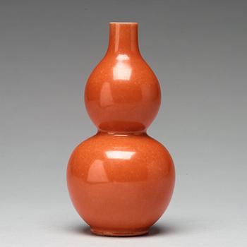 VAS, porslin. Qingdynastin, med Jiaqings märke (1796-1820).
