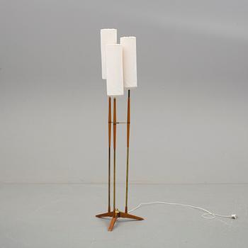 GOLVLAMPA, teak och mässing, 1950-tal.