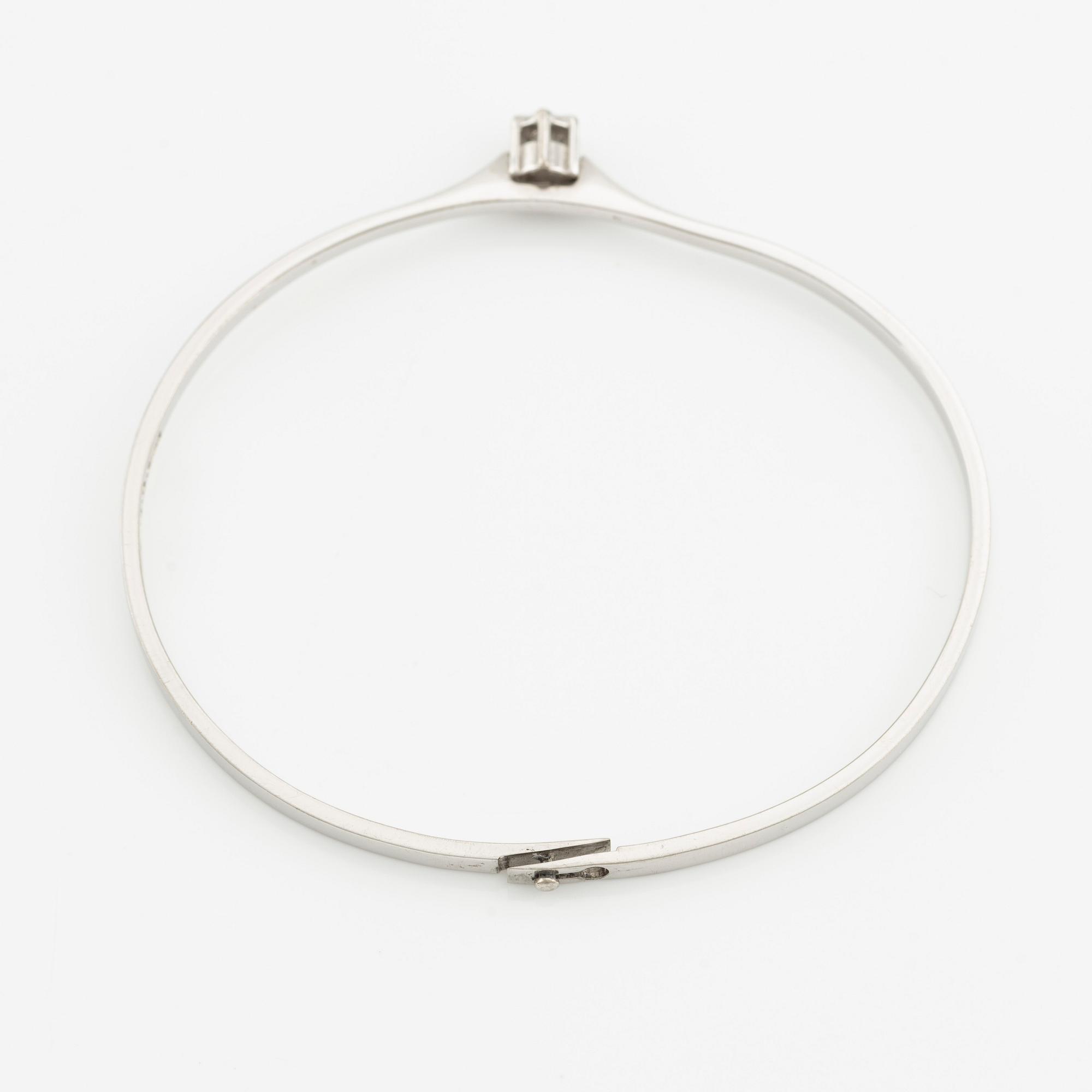 Armring 18K vitguld med en rund briljantslipad diamant.
