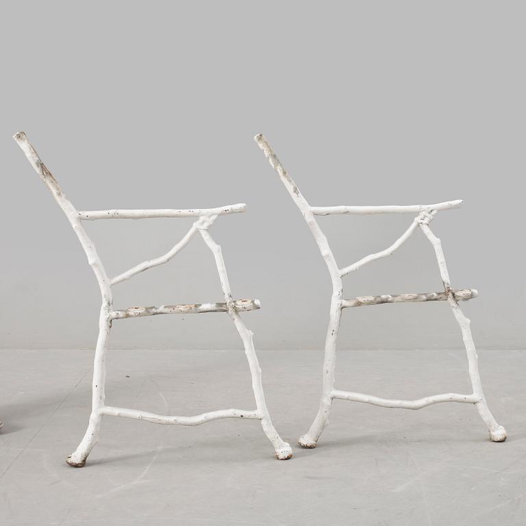 GAVLAR, ett par, till trädgårdssoffa, gjutjärn, 1900-talets första hälft.