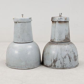 TAKLAMPOR, ett par industri, 1900-talets första hälft. Höjd ca 55 cm.