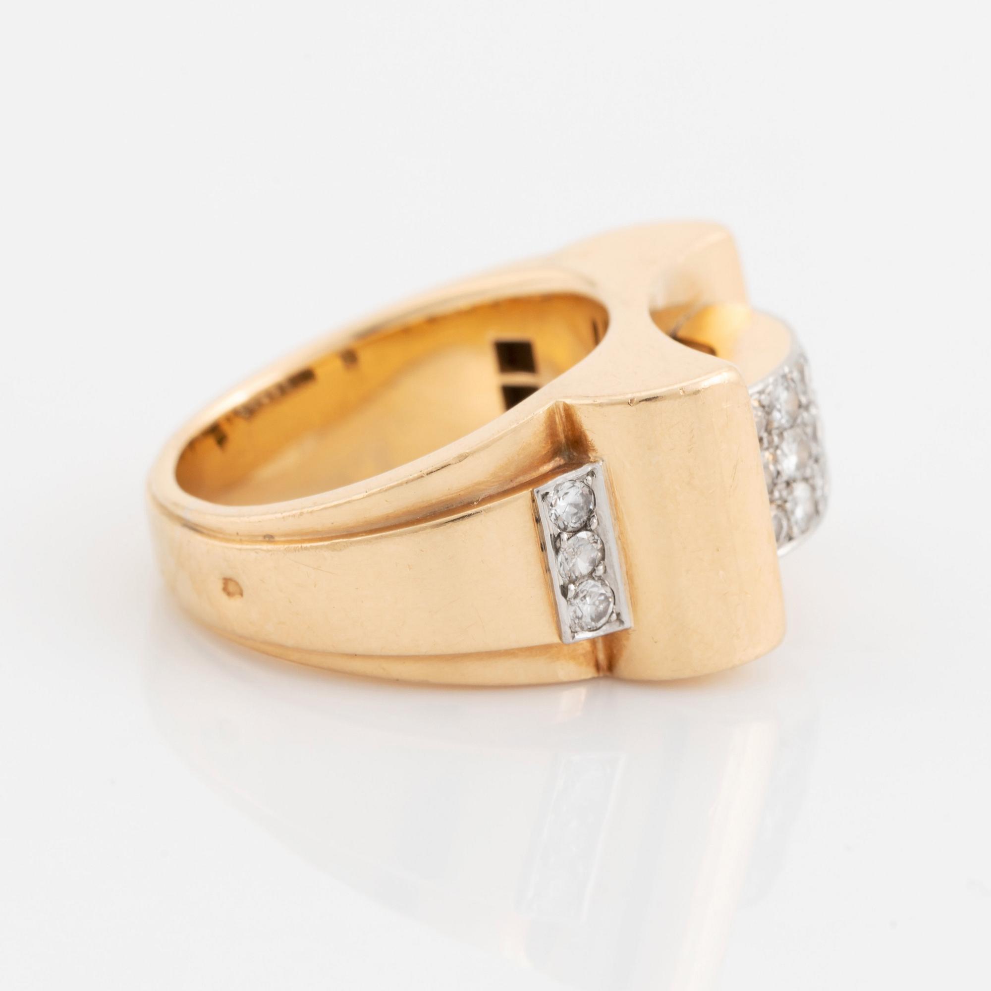 An 18K gold Van Cleef & Arpels ring set with round brilliant-cut diamonds.