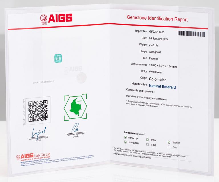 An 18K gold ring with a 2.47 ct emerald and diamonds ca. 0.48 ct in total. With certificate.