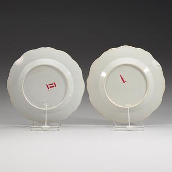 TALLRIKAR, ett par, vapenporslin. Qing dynastin, Qianlong (1736-95) ca 1770.