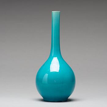 A turquoise glazed vase, Qing dynasty (1644-1912).