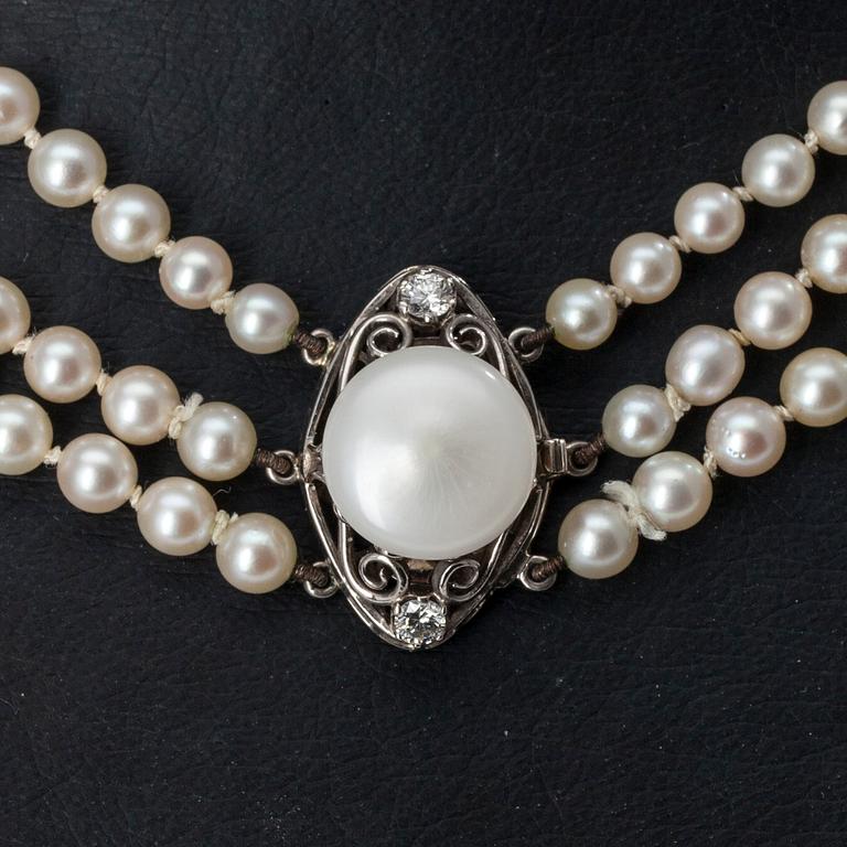 KAULAKORU, 3-rivinen. Mikimoto 4-8 mm. Briljanttihiottuja timantteja n. 0.20 ct. Lukko 18K valkokultaa.