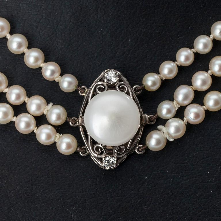 COLLIER, 3-radigt. Mikimoto 4-8 mm. Briljantslipade diamanter, ca 0.20 ct. Lås 18K vitguld.