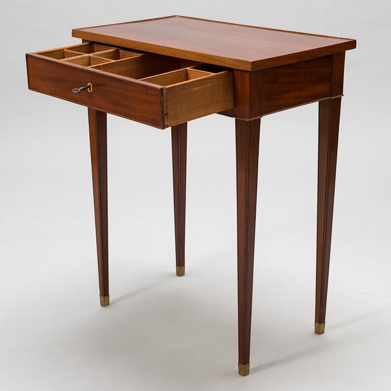 PÖYTÄ, myöhäiskustavilainen, signeerattu C G Foltiern, 1800-luvun alku.