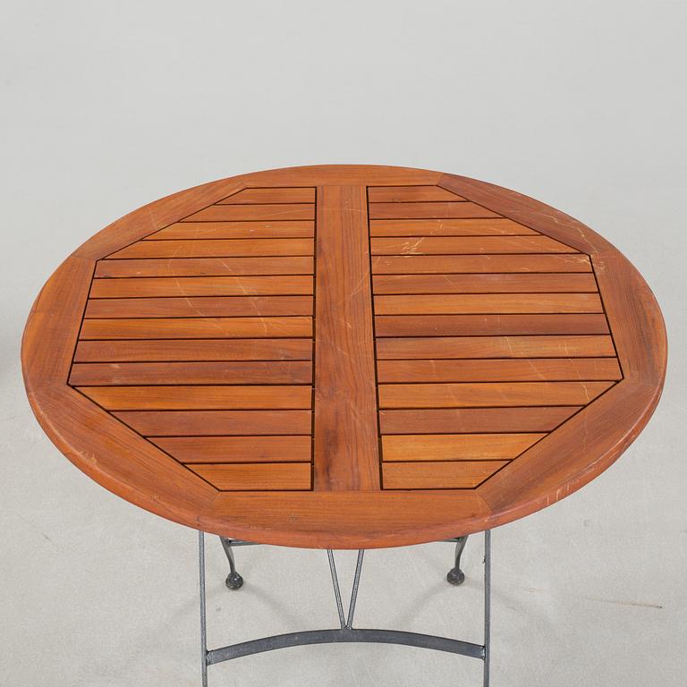 A garden table and four garden chairs from Covent Garden, 21th century.