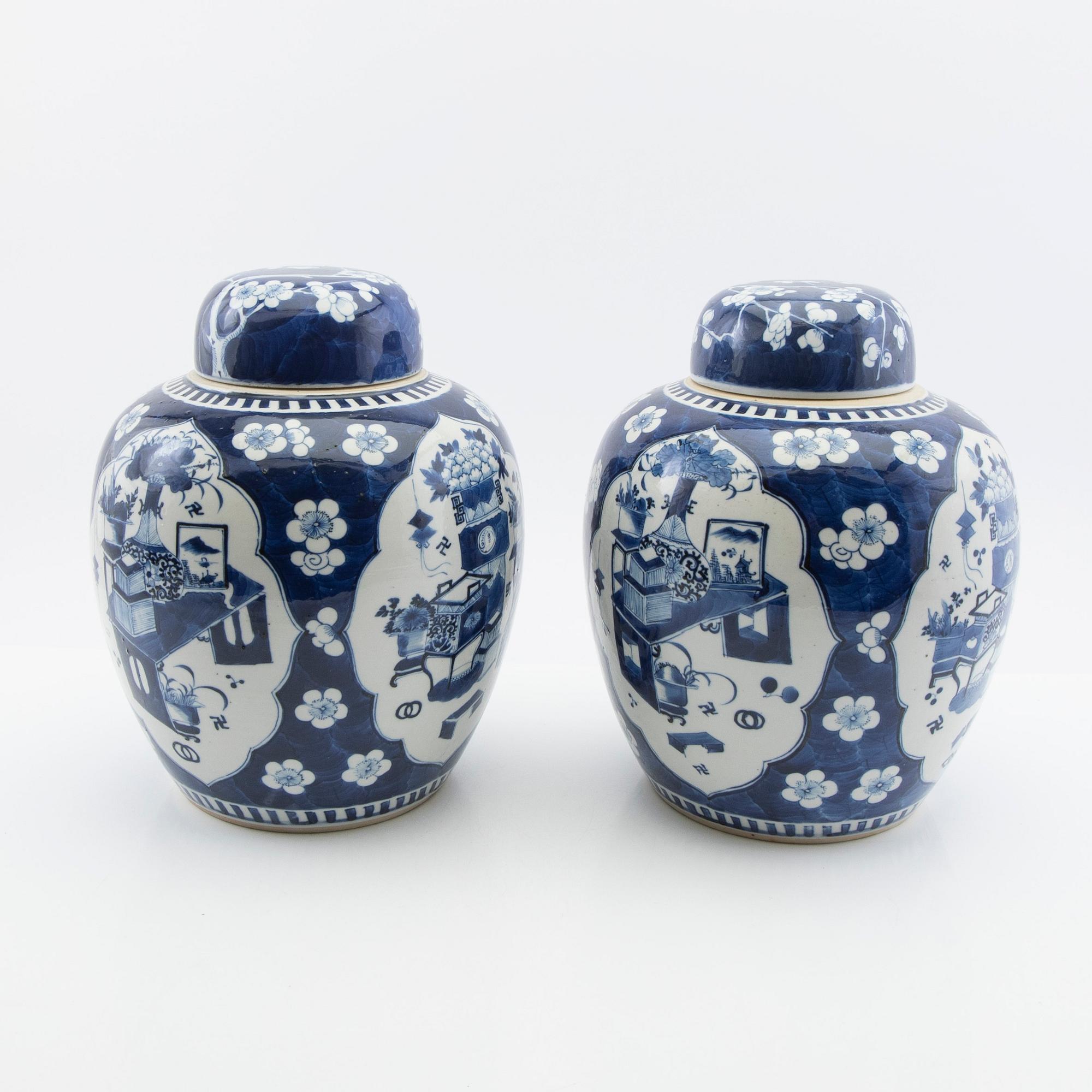 Lock urns, a pair, Kangxi style, 19th century.