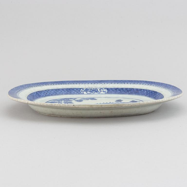 A blue and white serving dish, Qing dynasty, Qianlong (1736-95).