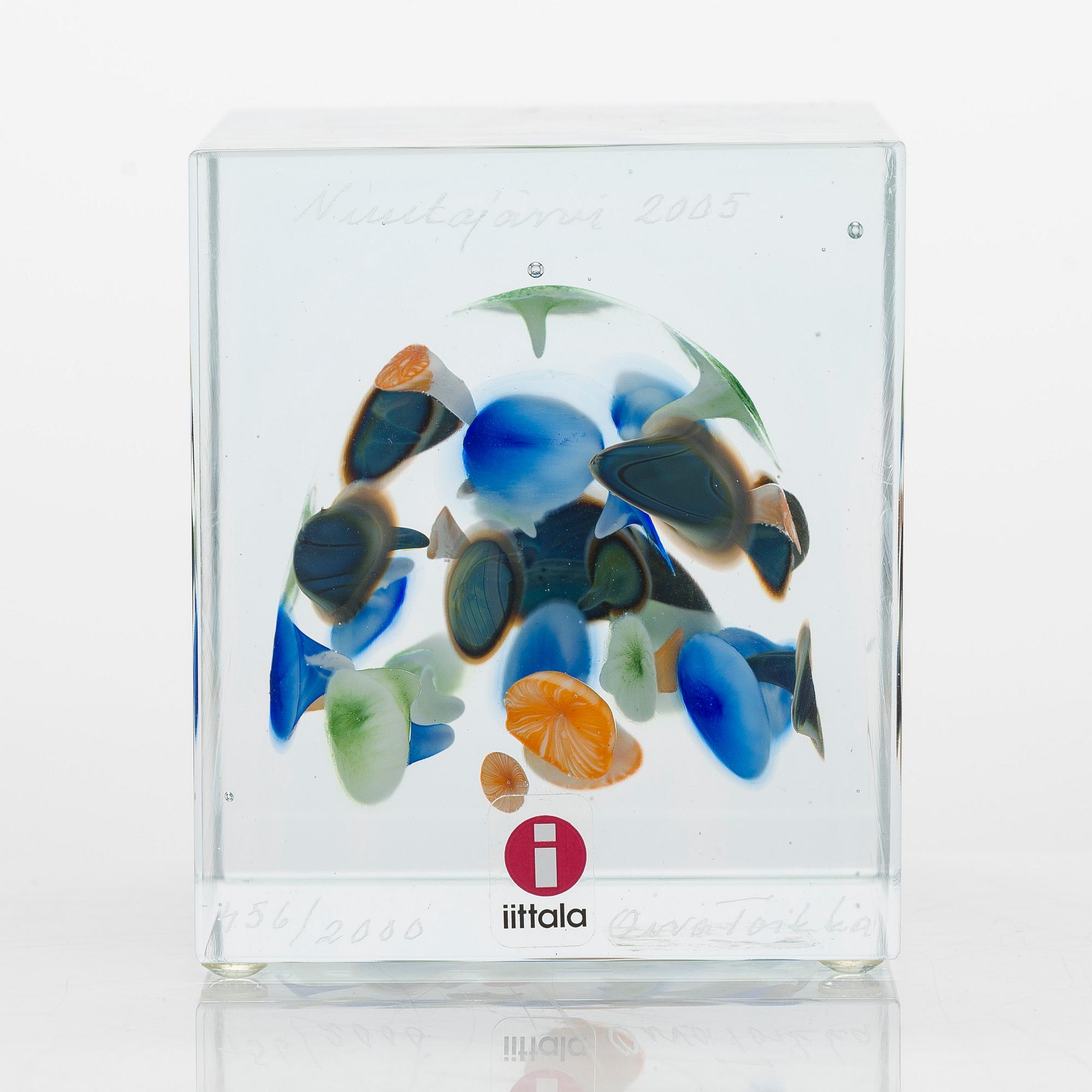 Oiva Toikka, annual glass cube, signed Oiva Toikka Nuutajärvi 2005, numbered 456/2000.