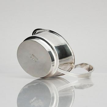 Claës E. Giertta, a silver sauce bowl with a dish, mark of Claës Giertta, Stockholm 1963.