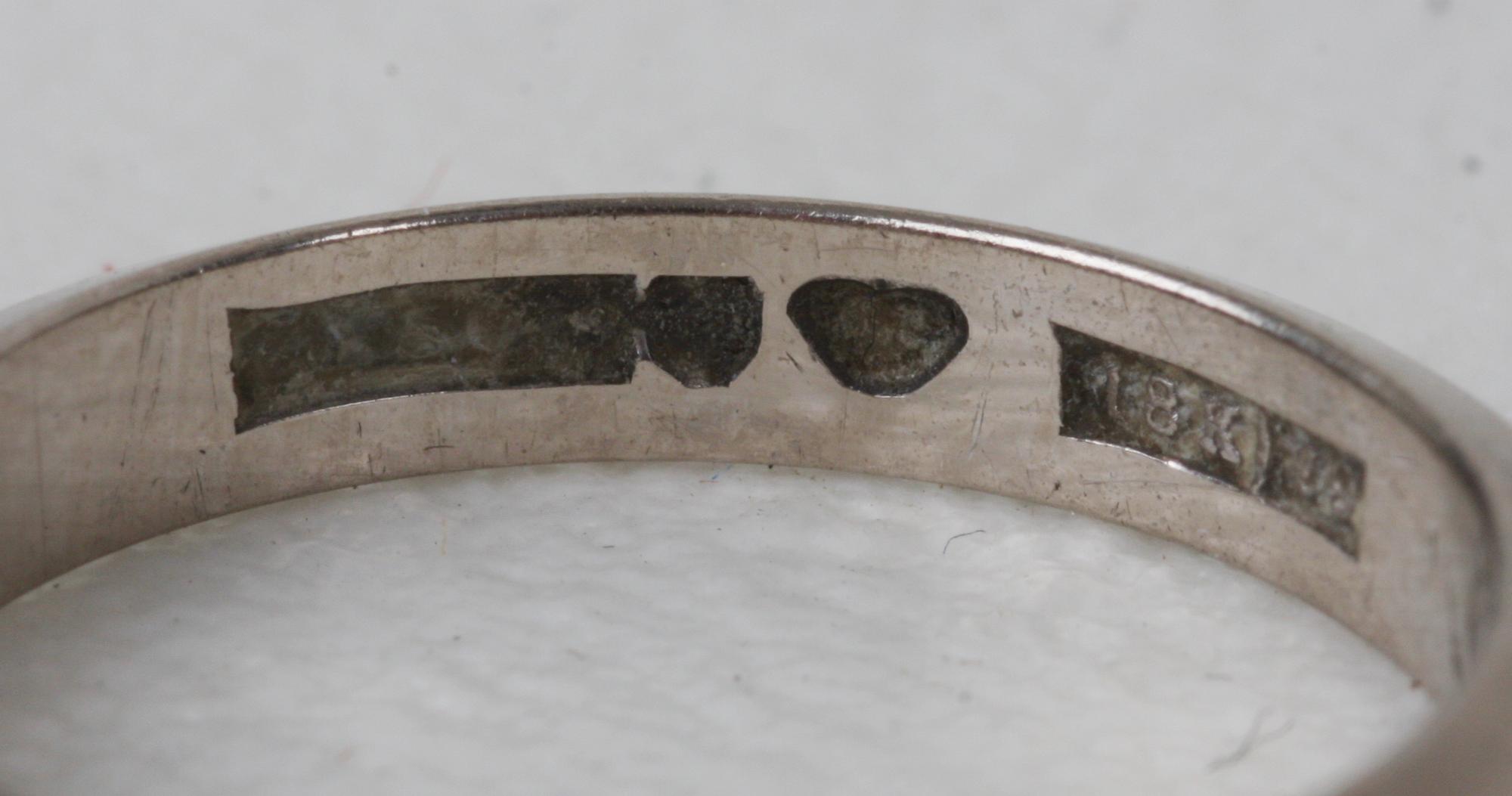 RINGAR, 2 st, 18K vitguld.