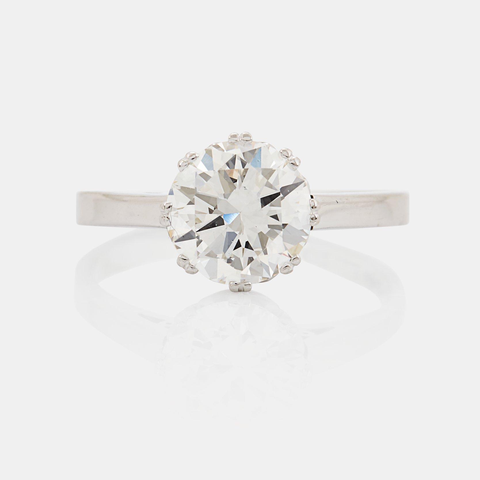 Ring 18K vitguld med en rund briljantslipad diamant 1.86 ct enligt gravyr kvalitet ca G/H si/i.
