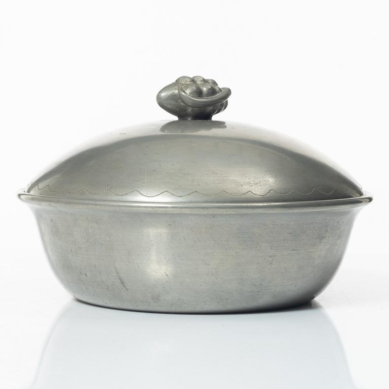 Firma Svenskt Tenn, a pewter bowl with cover, Stockholm 1925.
