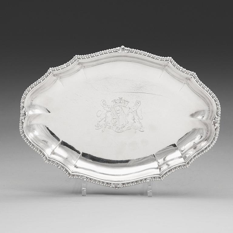 An English 18th century silver serving plate, Parker & Wakelin, London 1767.