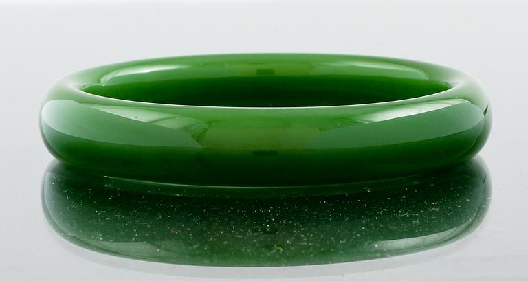 ARMRING, jade, nytillverkning. Vikt 52,7 g.