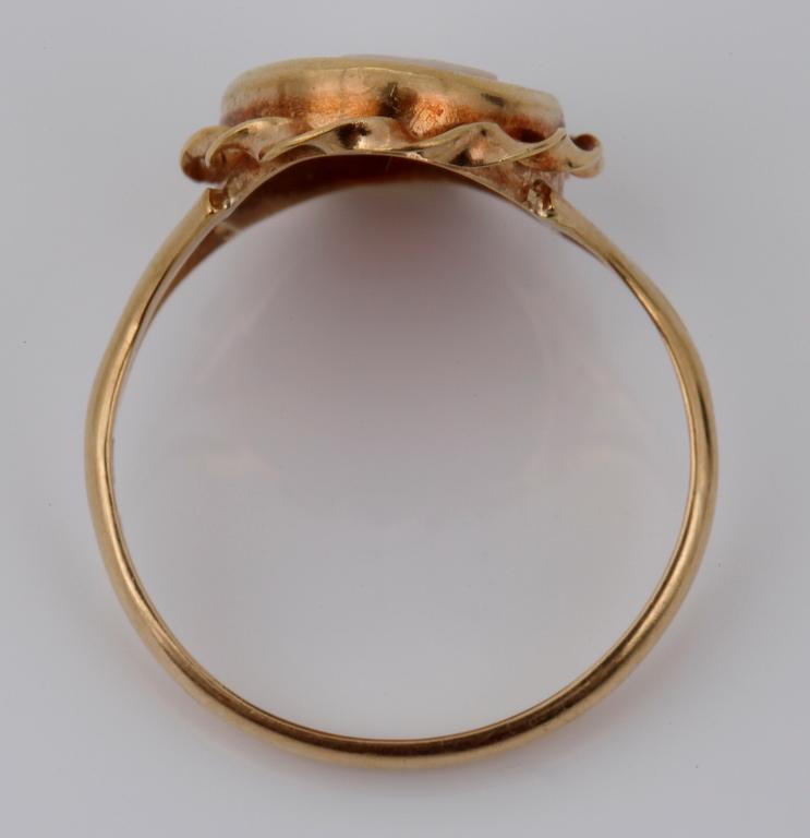 RING SAMT HÄNGE, 18 k guld samt camé. 1948 resp 1949. Totalvikt ca 6,7 g.