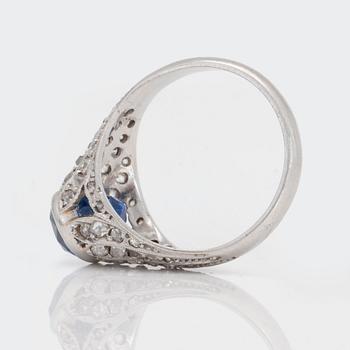 RING med safir ca 2.50 ct samt rosenslipade diamanter.