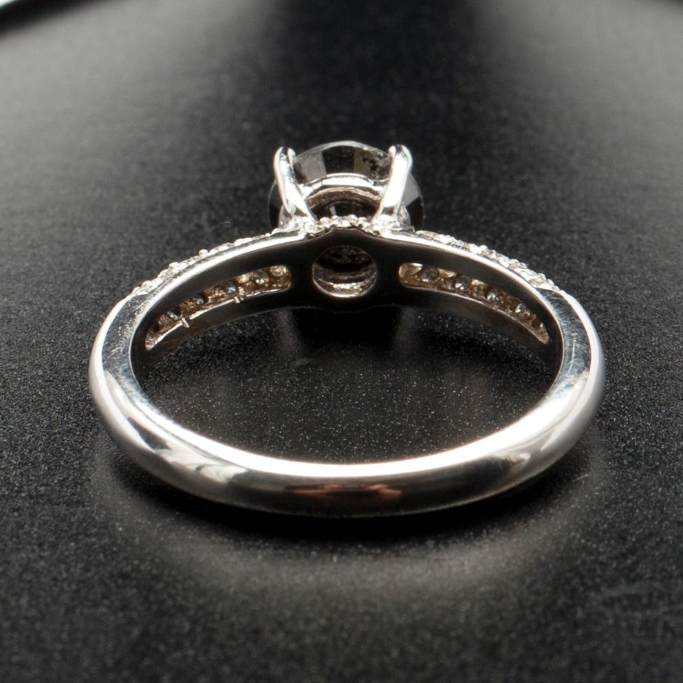 RING, vitguld 18K, svart diamant 1,15 ct, små diamanter tot. 0,40 ct. Vikt 3,5 g.