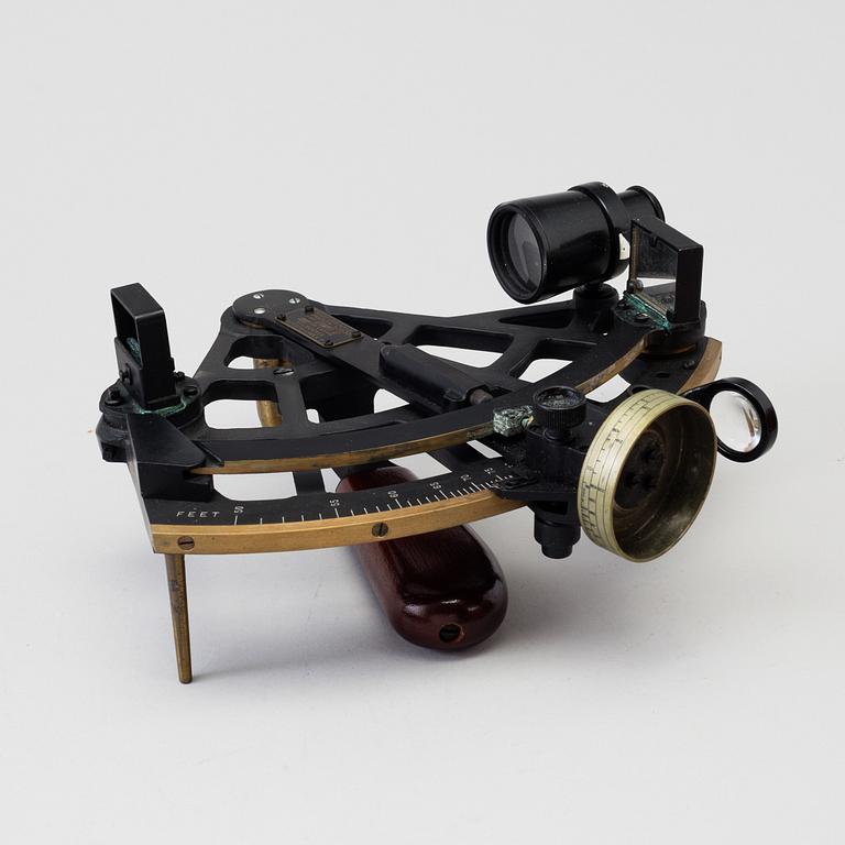 SEXTANT och "Bearing circle", i lådor, 1900-tal.