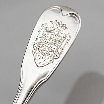 Bestickservis, silver, 27 delar, graverade med Axel von Fersens vapensköld samt tre med Lewenhaupts, Frankrike 1700-tal.