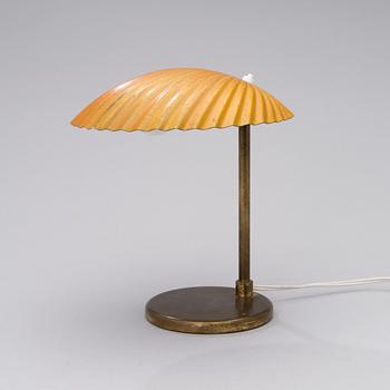 A 5321 desk lamp, "Shell", manufactured by Taito Oy. Designed in 1938/39.