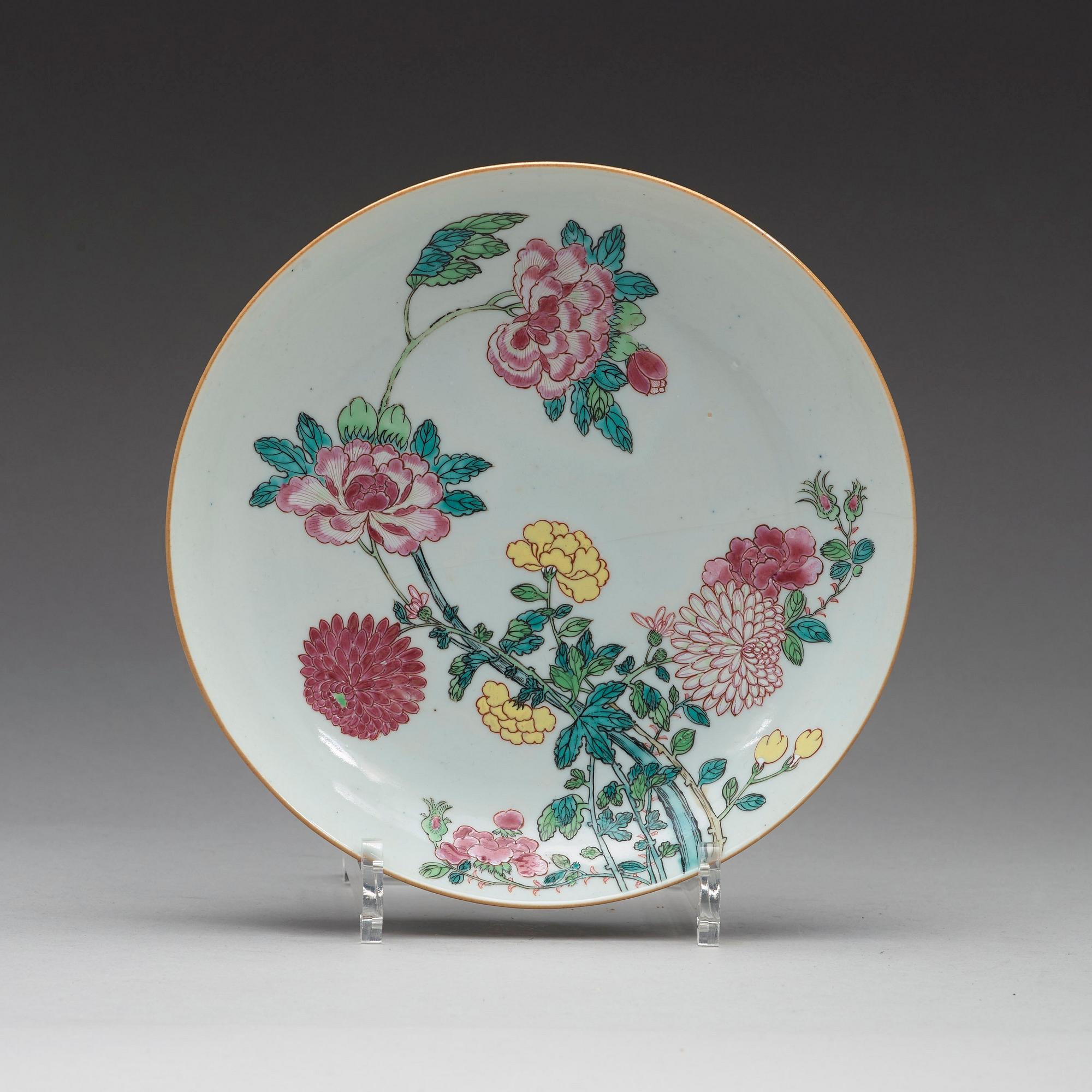 A famille rose dish, Qing dynasty, 18th Century with Johanneummark N=176. I.